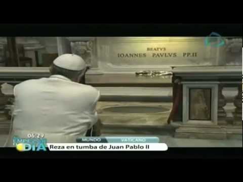El Papa reza ante la tumba de Juan Pablo II en el aniversario de su muerte