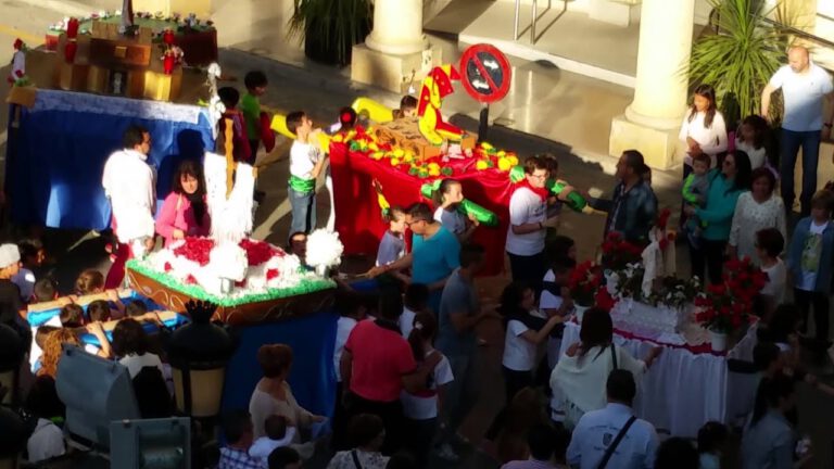 Los niños celebran la Exaltación de la Cruz con sus chavicos