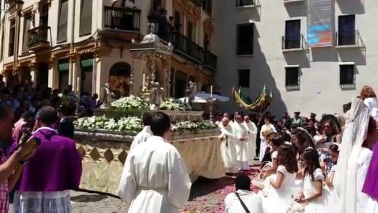 Los niños y niñas de primera Comunión acompañan al Corpus Christi [Vídeo]