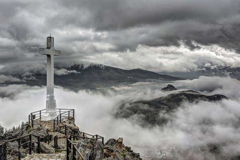 Cruz entre las nubes