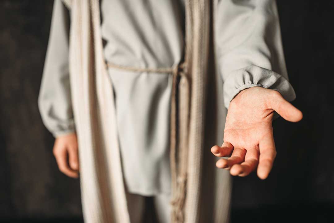 Jesús tiende su mano