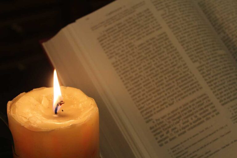 Biblia y vela