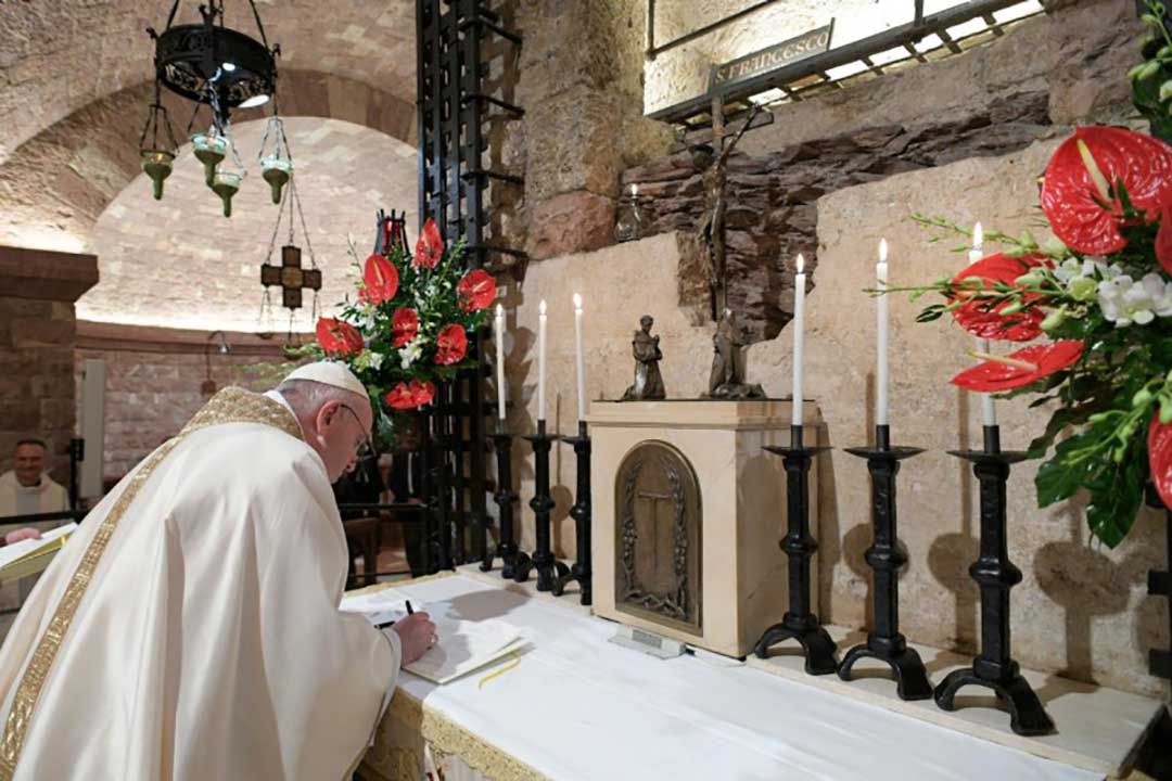 Papa Francisco firma la nueva encíclica