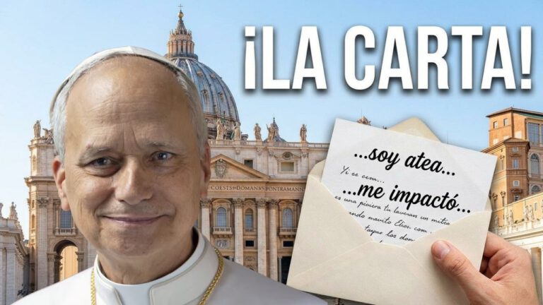 Papa León XIV saludando en España mientras una mujer observa emocionada entre la multitud | Reflexión sobre “Alzad la mirada”
